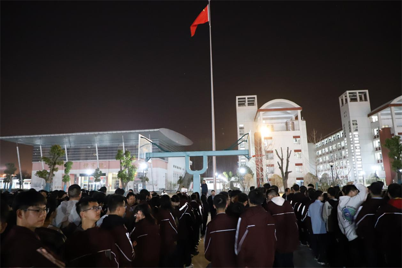 湖北荆门外语学校组织开展公寓夜间消防逃生演习