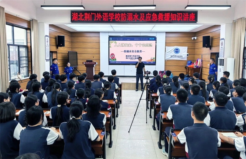 护航青春航线 共筑生命防线